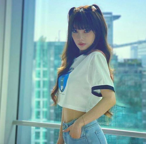 李小璐技能多,甜馨妈妈出门自己开车,系好安全带还玩自拍