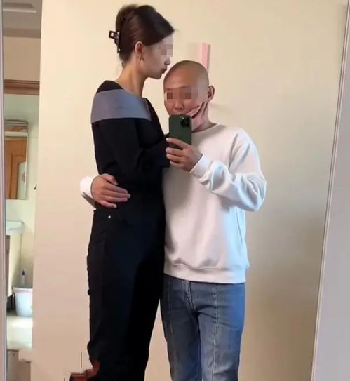 回顾高颜值女生爱上光头男,网友看到墙上那个字,我无话可说