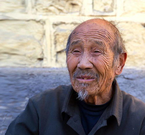实话实说老人是条龙,向谁谁家穷,并非迷信,老祖宗的劝世良言