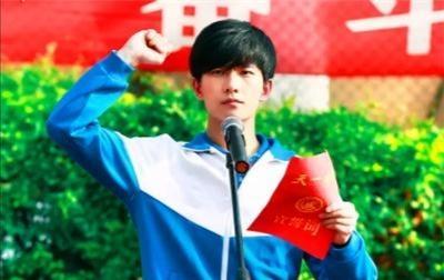杨洋西装革履参加商场活动,好像从漫画里出来的男主角,他配活在原相机里
