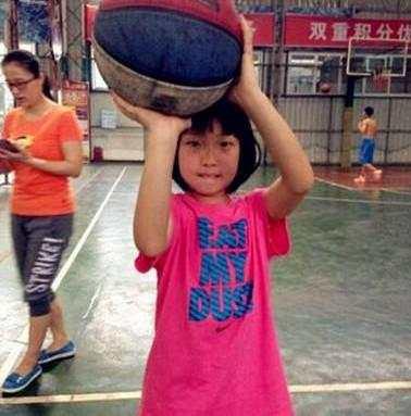 乔丹来到了四川绵阳惊现12岁女球星,网友中国篮球有救了