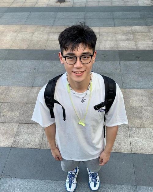 刘昊然胡歌的结合体甜甜的笑,让我掉进这个00后男孩的酒窝里了