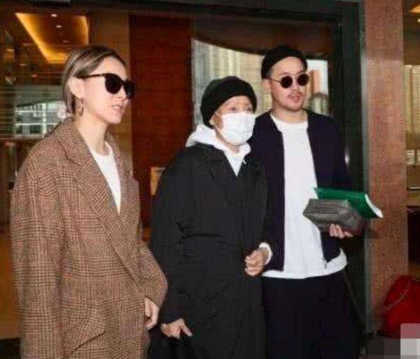 曾志伟妻子葬礼狄龙穿皮衣出现,洪金宝大背头不坐轮椅像大佬