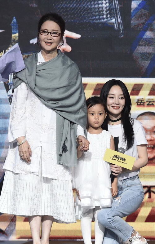 李小璐妈妈气质似韩星,64岁扛得住路人镜头,有皱纹也不影响气场