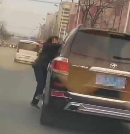 73岁老人被挂在女婿车外,开车的却是个陌生女子,女子接下来的举动