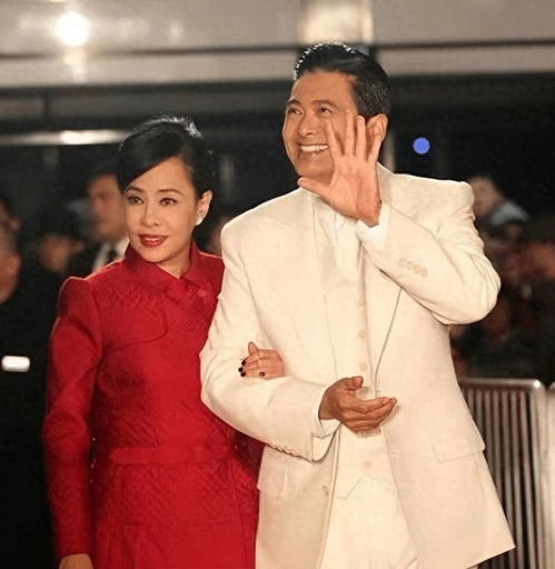 周润发太尴尬身旁发嫂手挽富豪于冬显亲密,夫妻零互动笑容僵硬