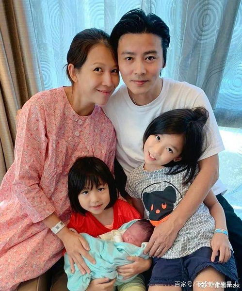蔡少芬一家五口全家福,三胎儿子乳名首曝光,五官长相神似张晋