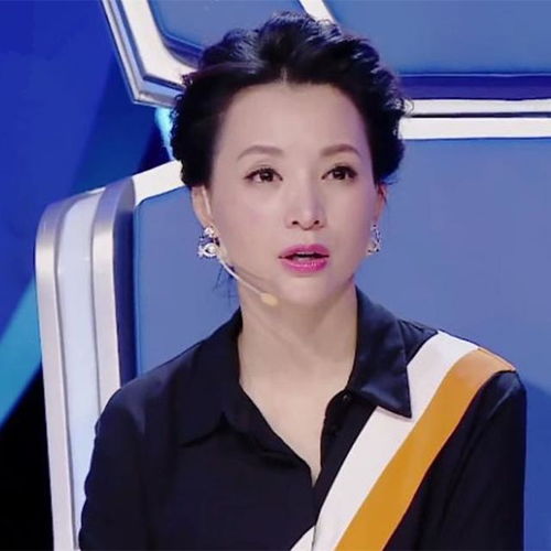 46岁董卿惊艳全场观众,黑白雕花裙太知性,40岁女人就该这么穿
