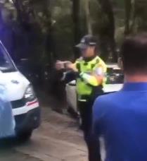 江苏75岁老人操作失误,开车连撞3人现场曝光,没有后悔药可吃