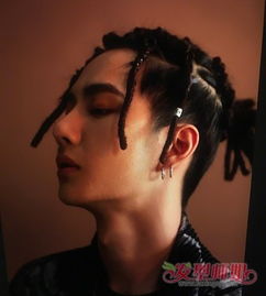 男生扎辫子两鬓剃掉的发型男生扎辫子的过渡期