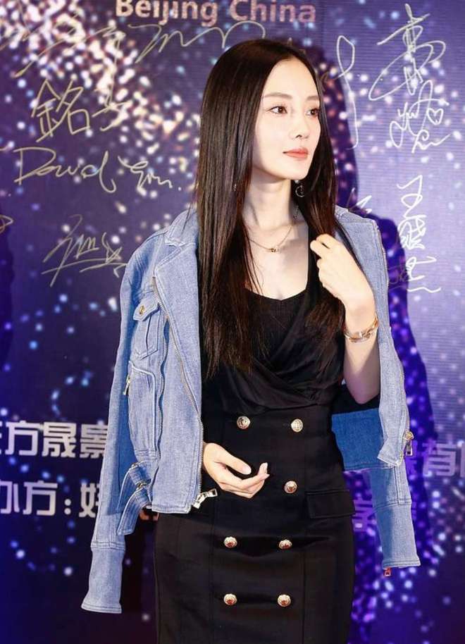 李小璐同妈妈出活动,穿黑裙真低调,不如妈妈长裙配披肩气质高贵