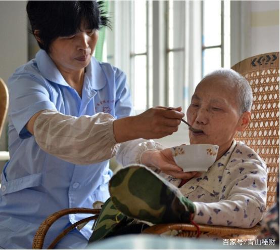存钱给自己养老错了70岁老人说出大实话,晚年都后悔了