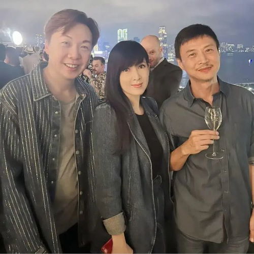周慧敏和老公出席晚宴,60岁倪震秃头苍老,变成沧桑的油腻大叔