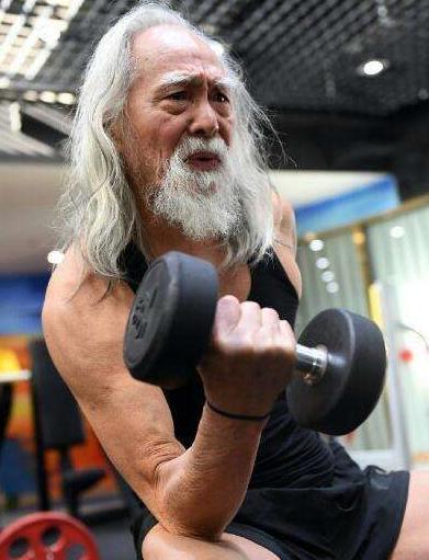 老鲜肉王德顺和妻子近照,75岁妻子美得不像话,当众甜蜜恩爱