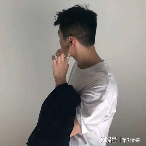 男人一般会在什么情况下换头像一个男生喜欢经常改头像和网名还有资料背景是什么意思