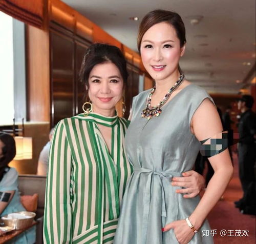 47岁女星戴三十万金表出街,网友炫美炫富,出门安全指数低