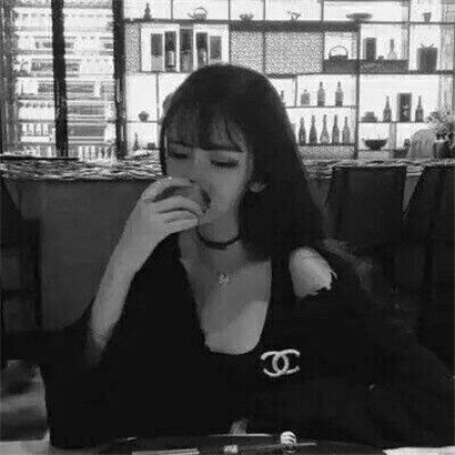 qq头像女生霸气超拽酷不带字,女生叼着烟的样子更是拽
