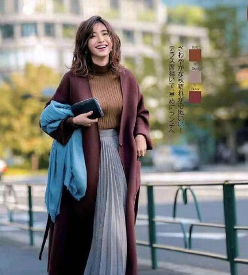 搭配一个精致的手拿包,显得高级和大方,能够更好的展示出你的女人味
