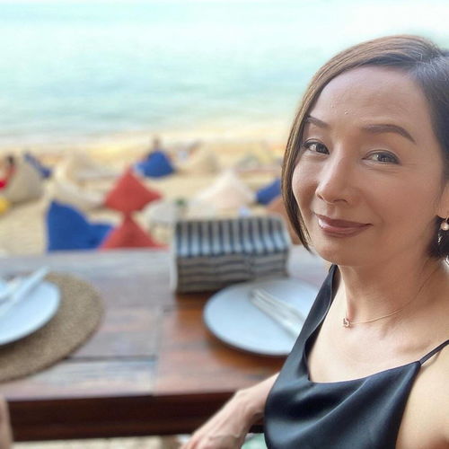 60岁毛舜筠与老公开游艇出海,冻龄影后大秀美腿尽显好身材