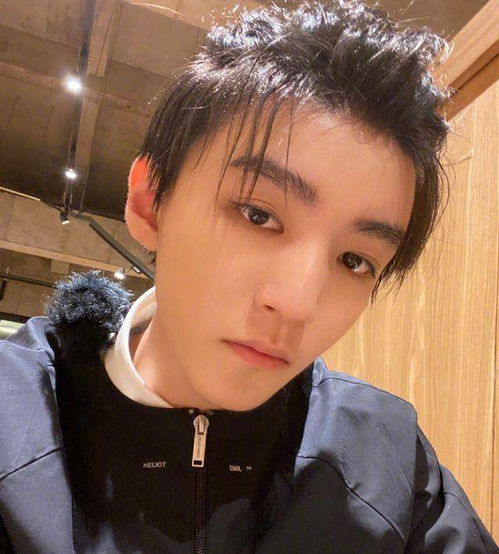 王俊凯毕业照被疯狂转发,我却在关注右下角男生,不出道等啥