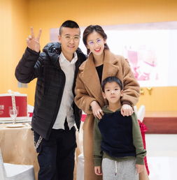 黄圣依身穿粉色貂毛大衣纤细高跟鞋现身机场,尽显贵妇气质