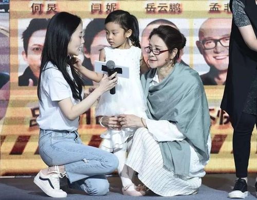 李小璐妈妈真是洋气人,穿刺绣衬衫斜披一条围巾,气质比女儿还好