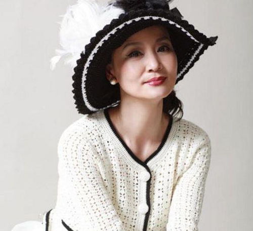 琼女郎出身的她,感情生活非常的坎坷,现在60岁还是孤身一人