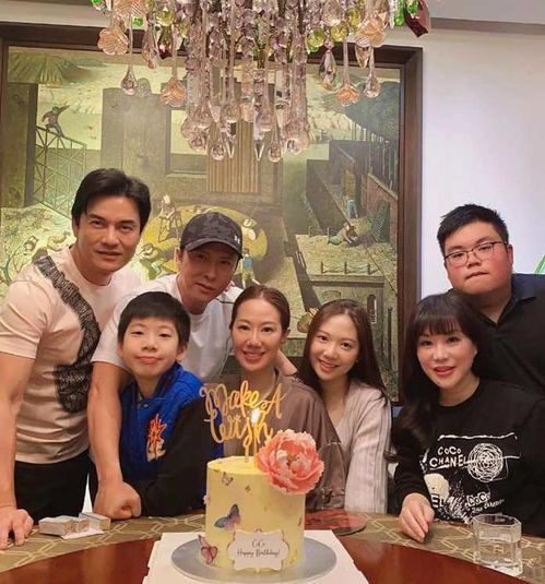 甄子丹为老婆汪诗诗庆生,晒全家福温馨幸福,不老女神关之琳现身