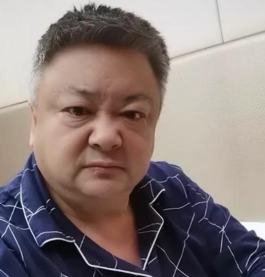 55岁洪剑涛罕现身,面部松弛老态明显,还主动为小30岁男星买单