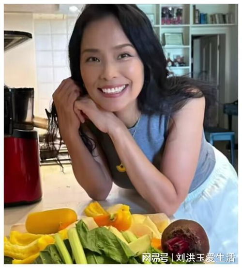绝了60岁韦唯近况曝光宛如少女帅气儿子温柔体贴,英文很好