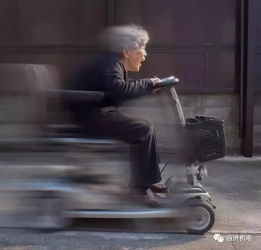 靠摩托车碰瓷挣钱,公路局都拿他没办法