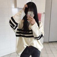 女生头像小清新用手机对着镜子拍照
