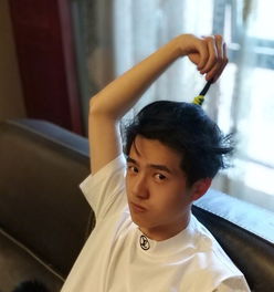 刘昊然工作室发文向刘昊然道歉,粉丝改起语病,为爱豆愤懑不平