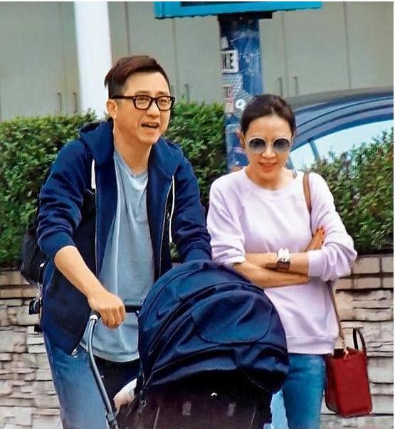 庾澄庆夫妇穿情侣装45岁二婚妻子t恤配牛仔裤,端着香槟很优雅