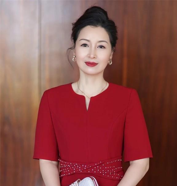 五六十岁女人戴首饰,记住4戴4不戴,优雅高级又上档次,好看