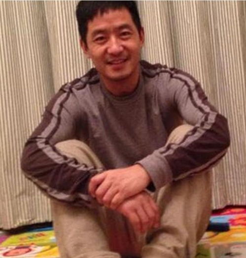 参观郭晓冬现实中的家,客厅放着棵圣诞树,一家人生活很有仪式感