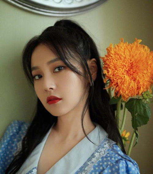 张佳宁真的会穿,蓝色波点裙美成18岁动漫少女,坐地上就更撩人了